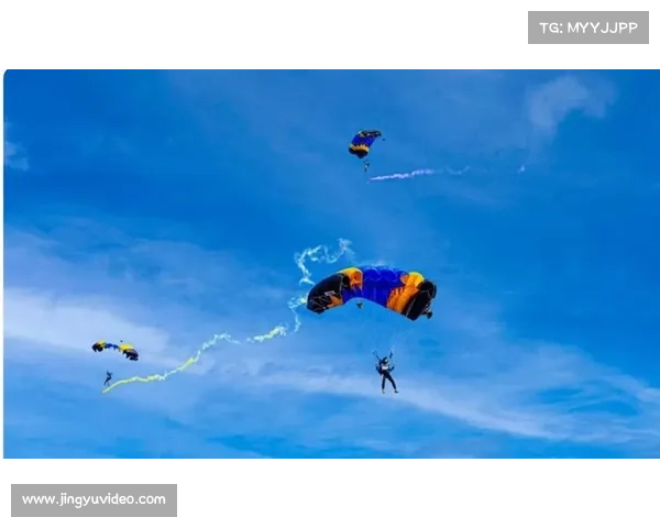 跳伞世锦赛现“空中拥抱”,法国选手浪漫举动引热议